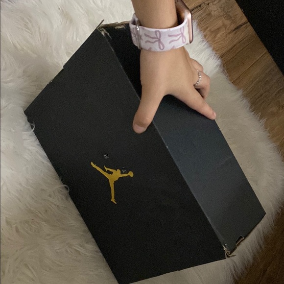 JORDANS Youth Size 6 - Picture 2 of 9